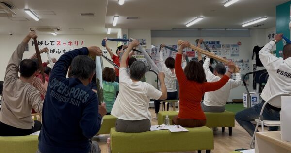 タオルを使った体操（タオル体操）を行う出張体操教室の様子