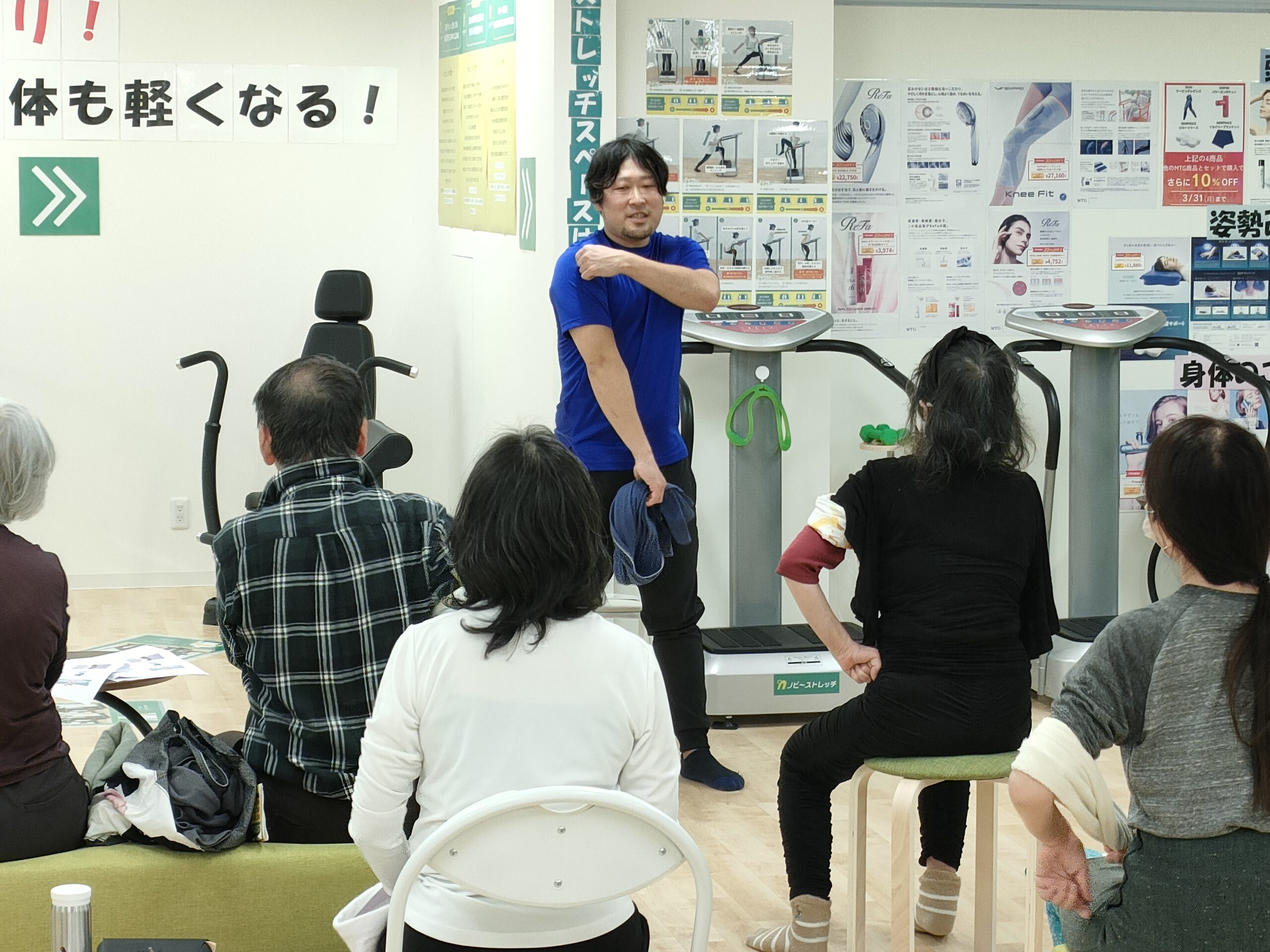 出張体操教室で楽しく体を動かすシニアの様子